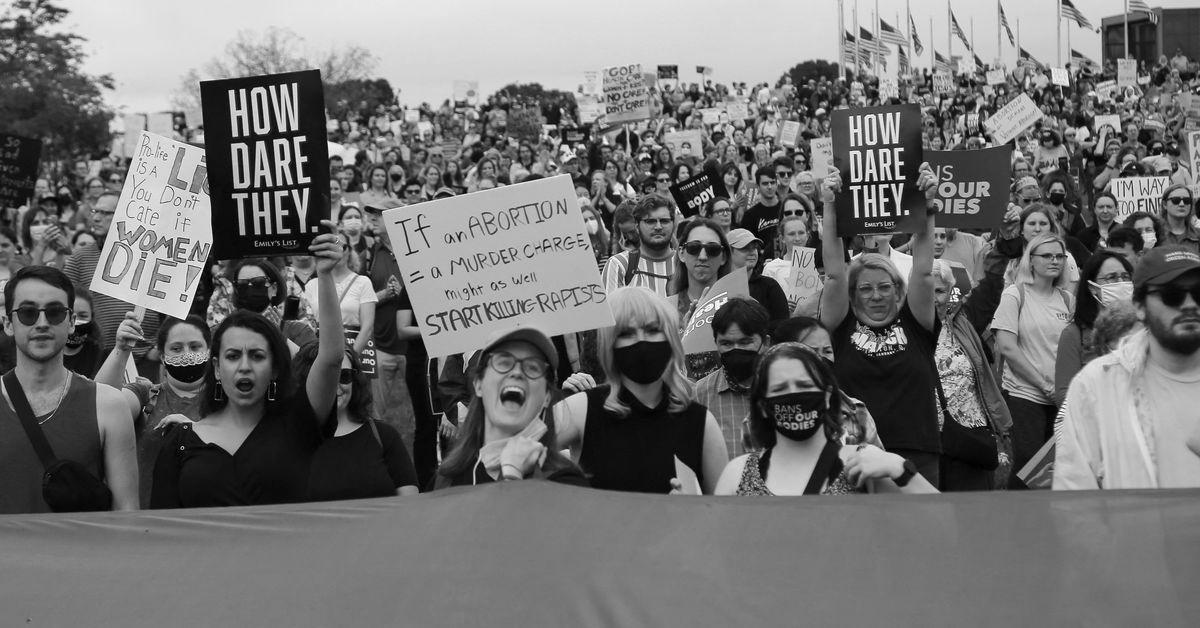 Hundreds in U.S. march under ‘Ban Off Our Bodies’ banner for abortion rights